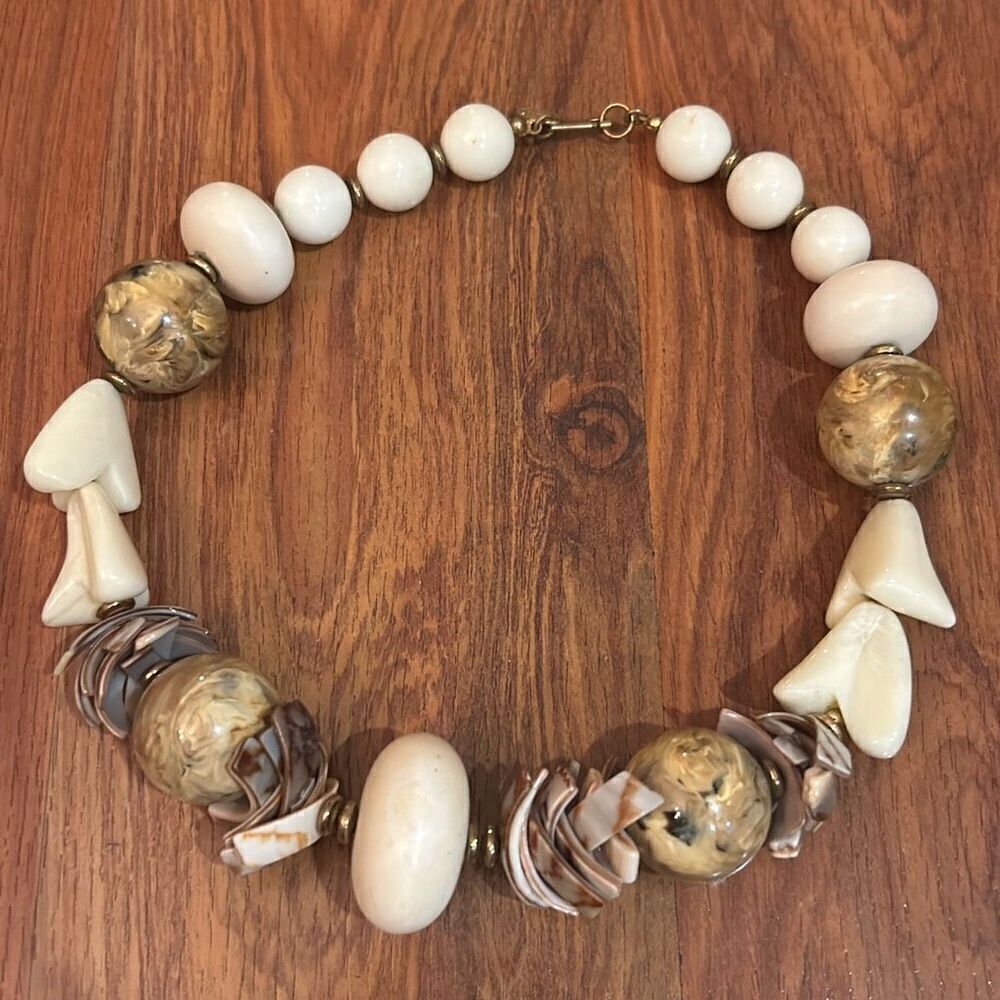 Miriam Haskell vintage 70s-80s chunky choker shell and bead necklace cream beige